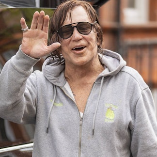 Mickey Rourke winkt im April 2025 den Fotografen zu.