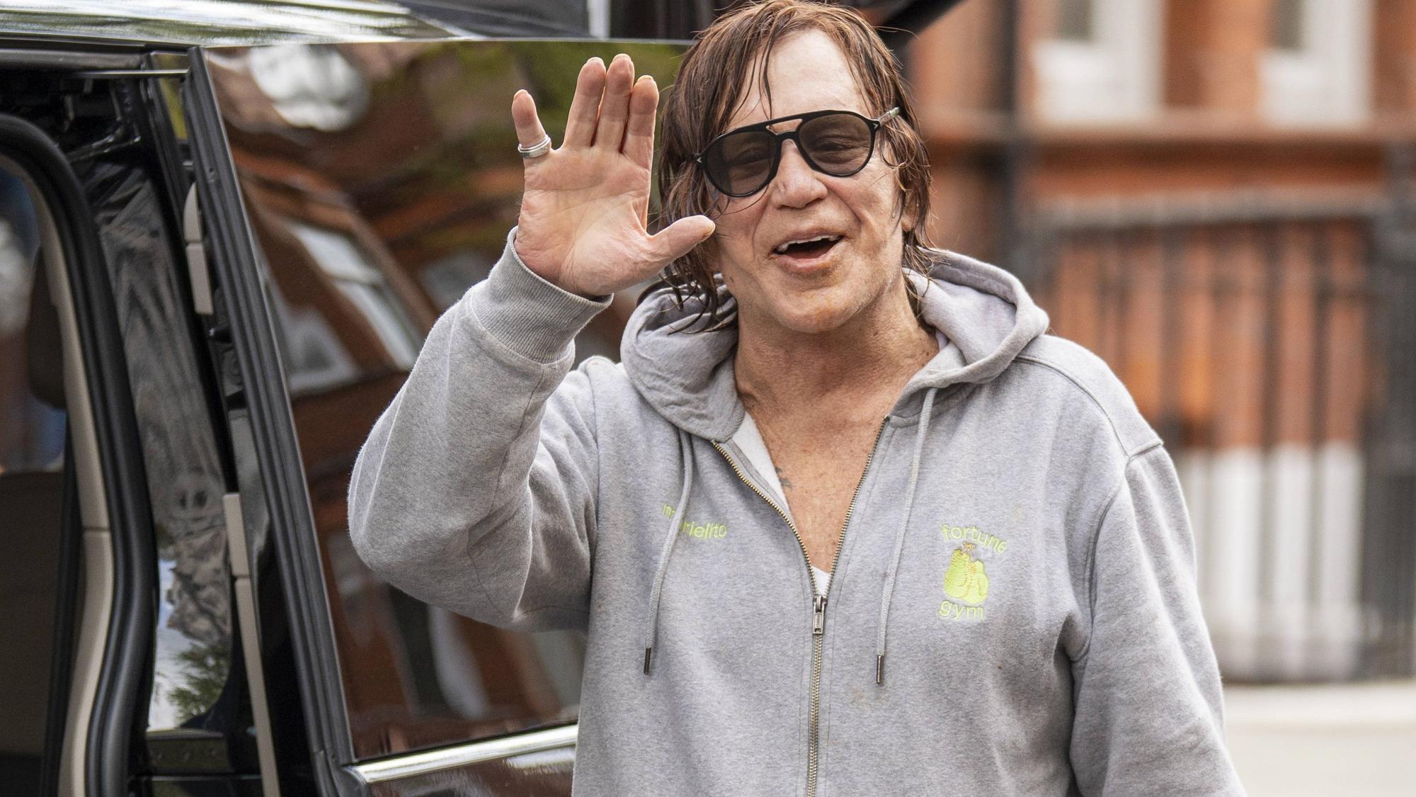 Mickey Rourke winkt im April 2025 den Fotografen zu.