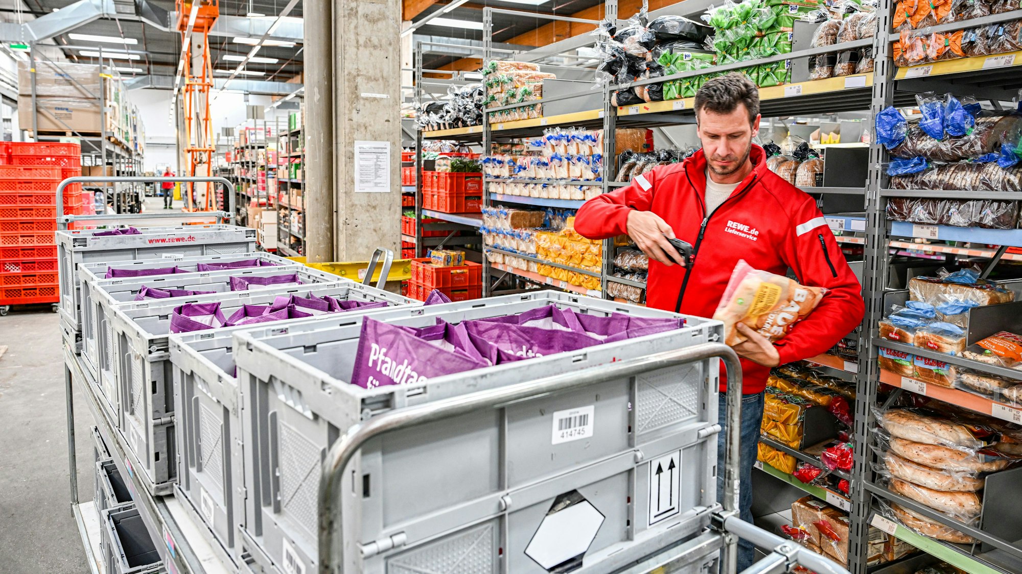 Rewe-Mitarbeiter an einem Berliner Standort.