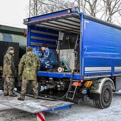 Die Bundeswehr unterstützt das Technische Hilfswerk bei der Betankung mit Diesel, der für Notstromaggregate benötigt wird.
