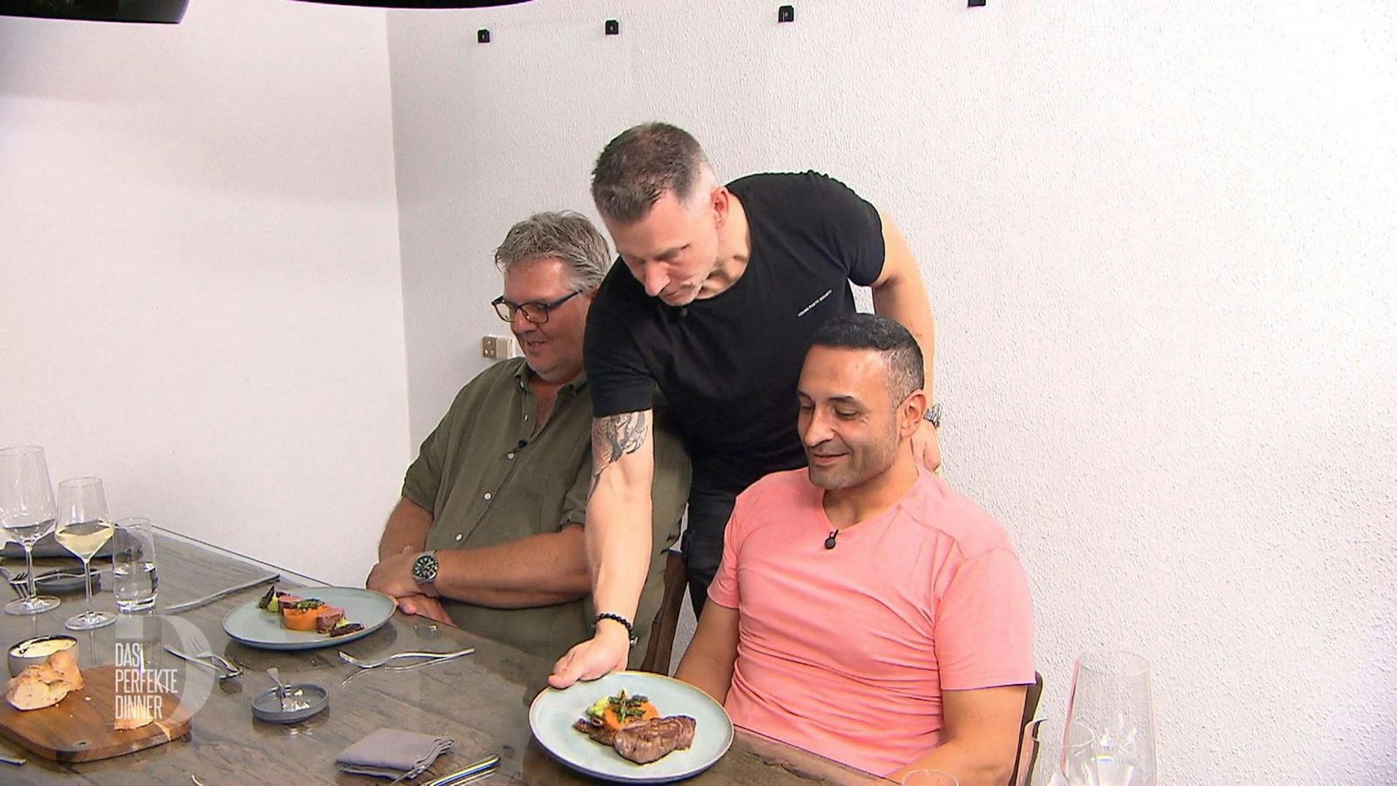 Während die Gäste draußen waren, hat Franky ein Träumchen gezaubert.
(Bild: RTL)