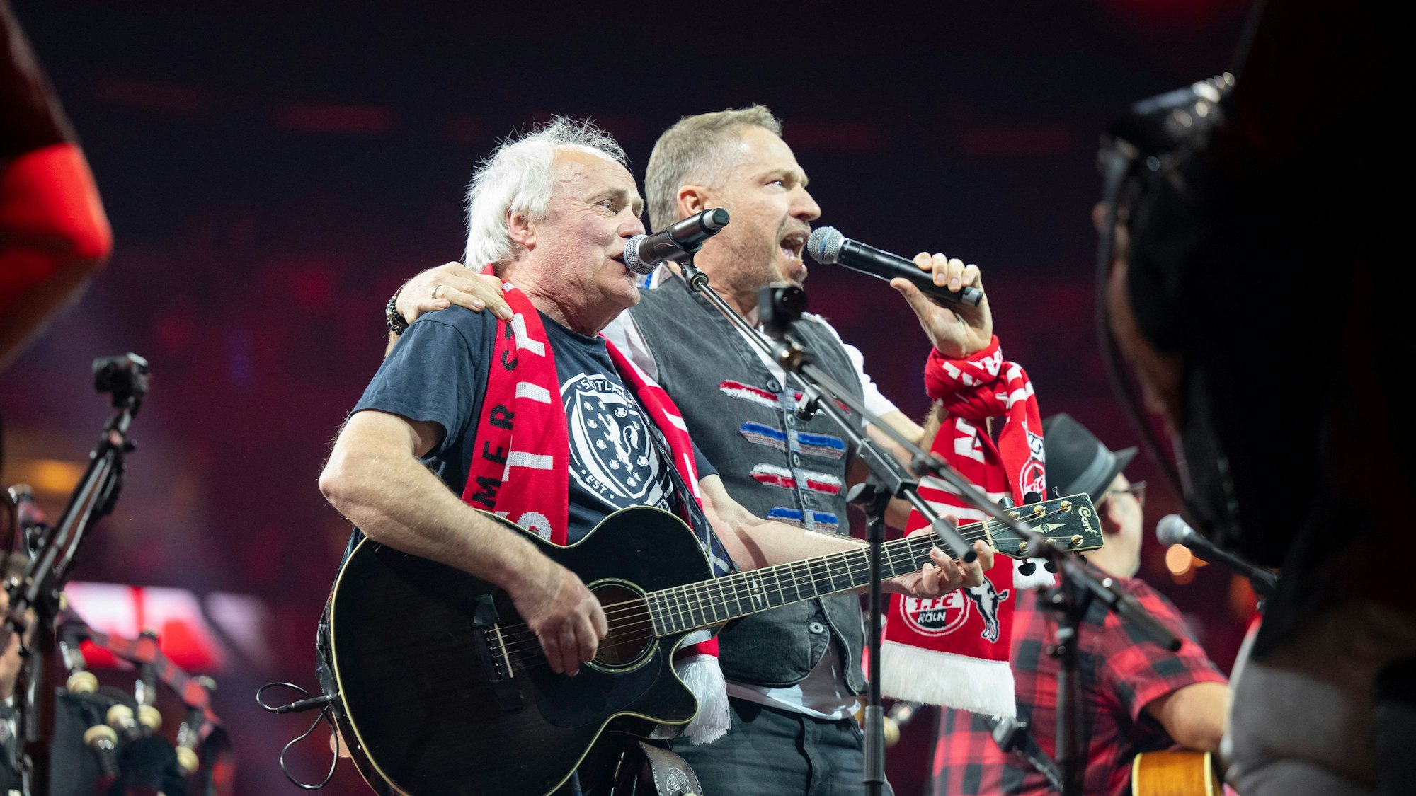Die Höhner sangen die FC-Hymne.