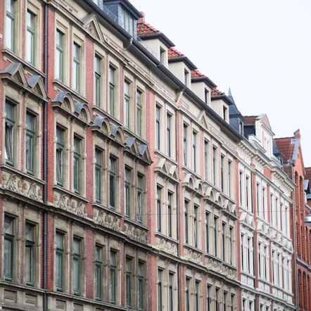 Blick auf die Fassade von Mehrfamilienhäusern mit Wohnungen.