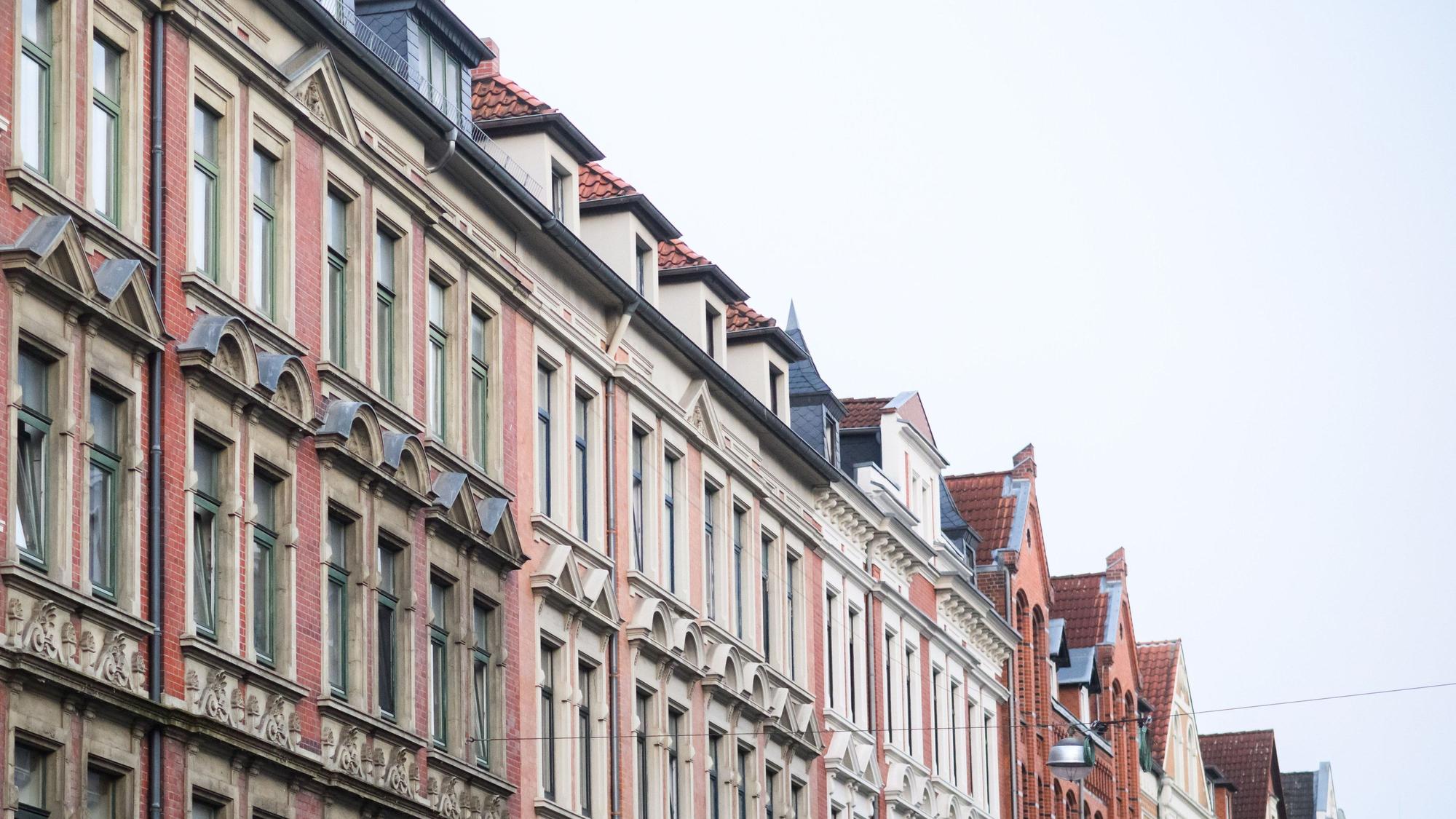 Blick auf die Fassade von Mehrfamilienhäusern mit Wohnungen.