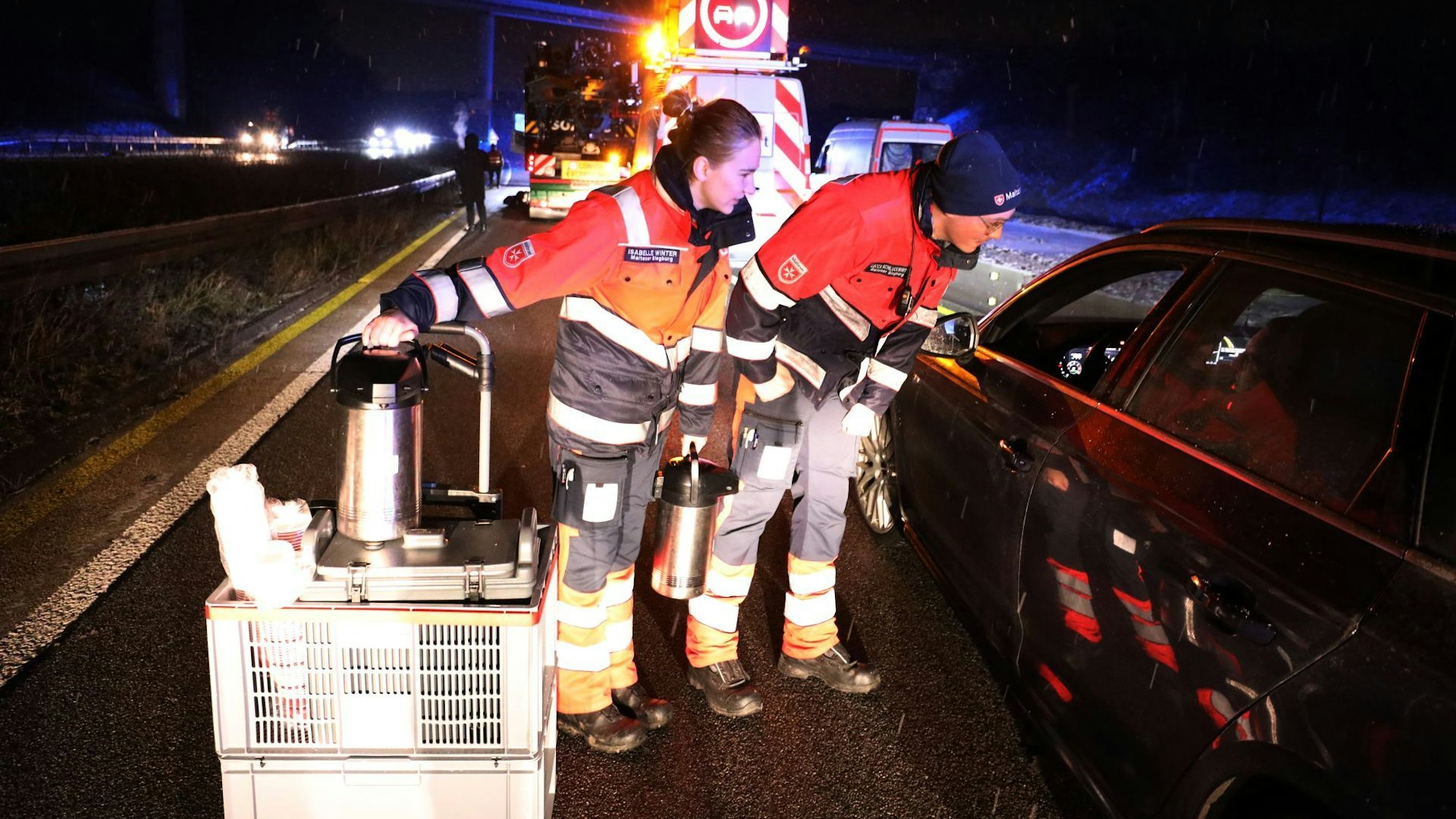 Die Hilfskräfte fahren mit Rollwagen und den Heißgetränken von Auto zu Auto.