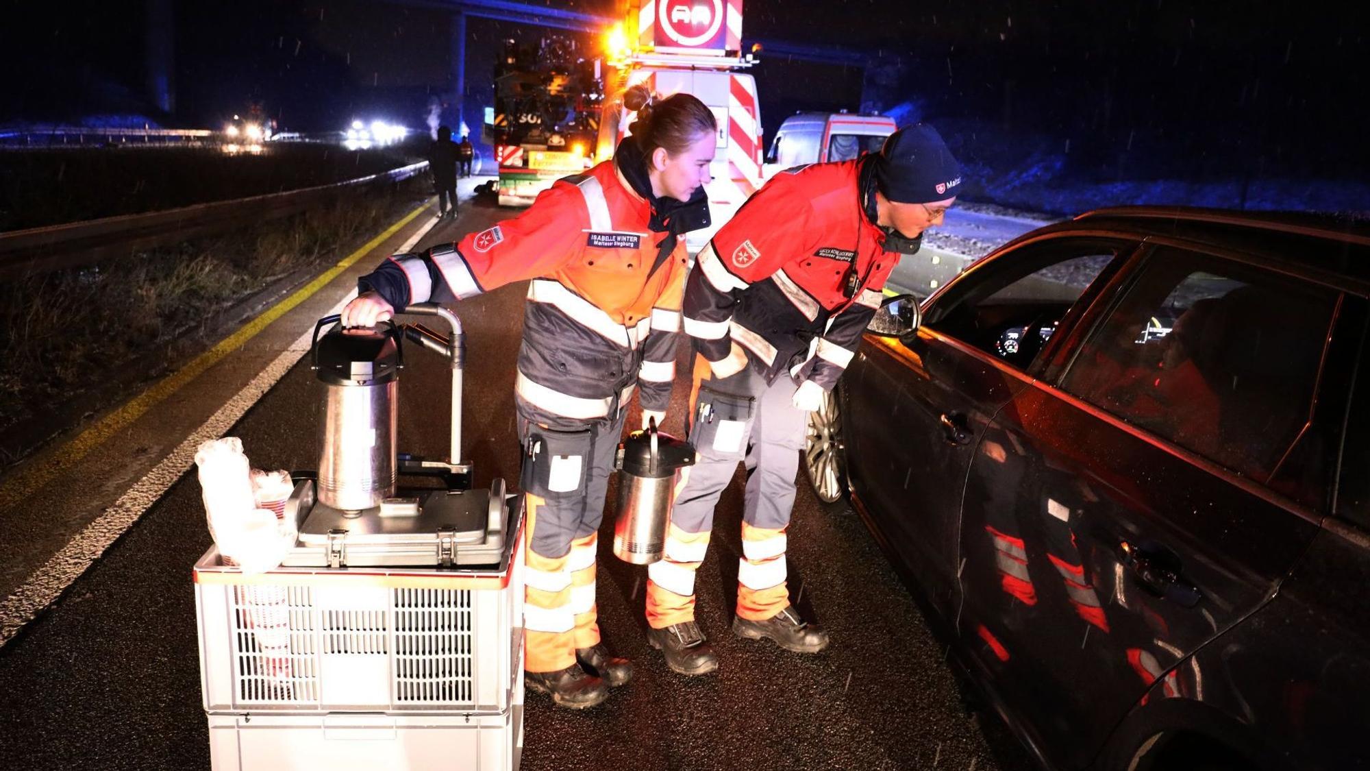 Die Hilfskräfte fahren mit Rollwagen und den Heißgetränken von Auto zu Auto.