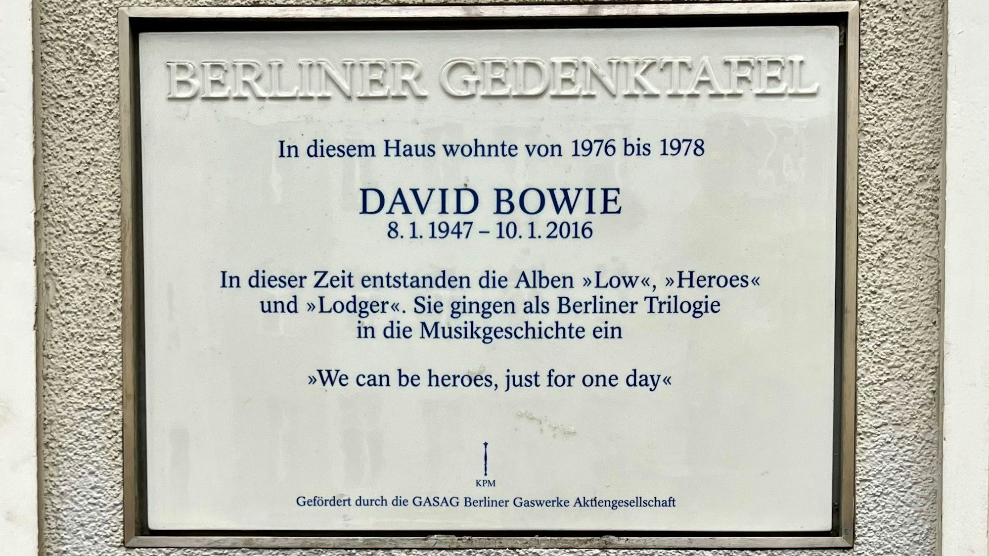 Eine Gedenktafel aus Porzellan erinnert an David Bowies Berliner Zeit.