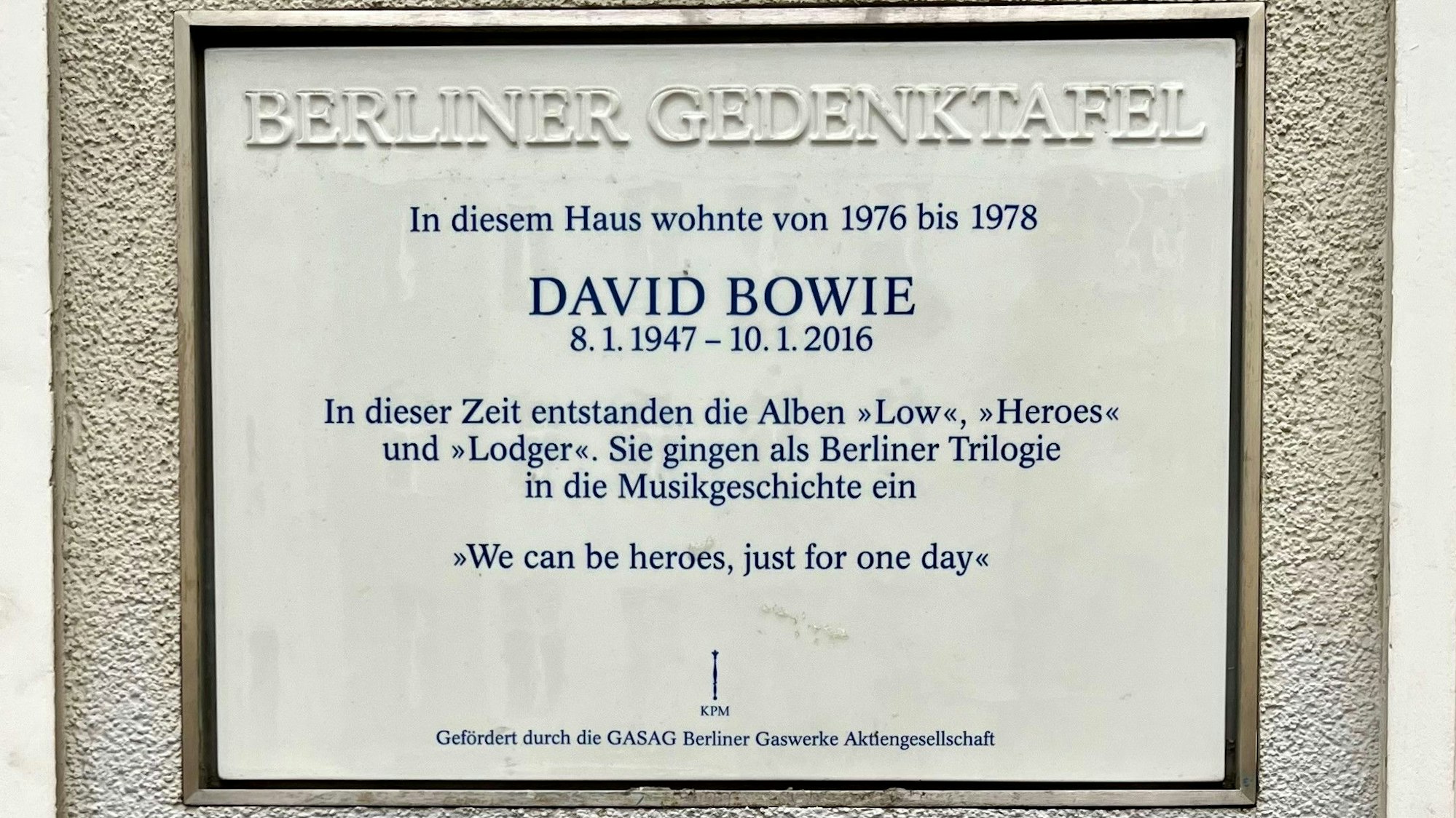 Eine Gedenktafel aus Porzellan erinnert an David Bowies Berliner Zeit.