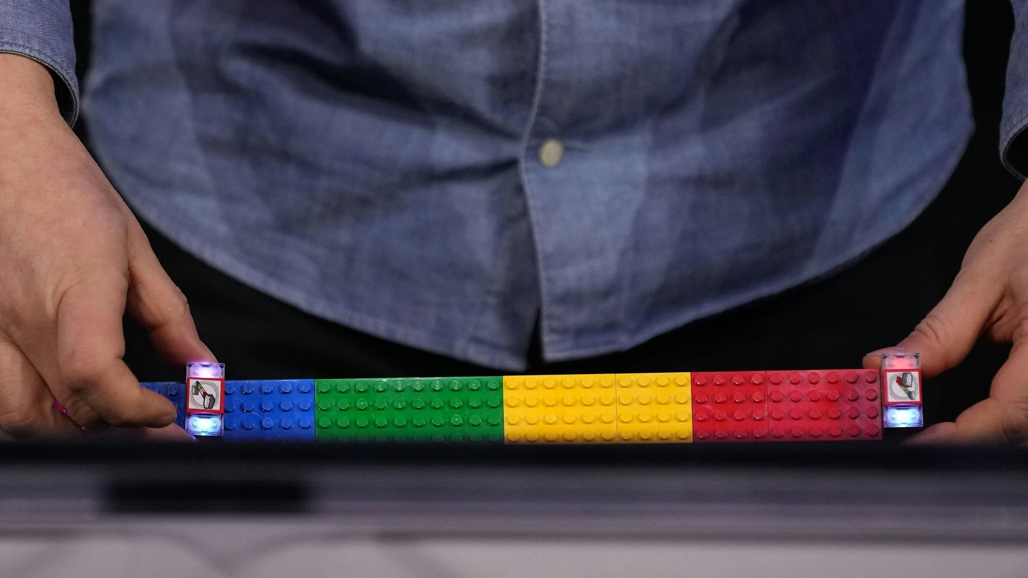 Neuartige interaktive Bausteine von Lego werden während einer Pressekonferenz vor der Technikmesse CES vorgestellt. Der „Lego Smart Brick“ verfügt über einen Lautsprecher, LED-Leuchten und einen winzigen Chip, der andere Smart Bricks und Minifiguren erkennen und mit ihnen interagieren kann.