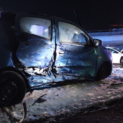 Zwei Autos stehen nach einem Unfall an einer Kreuzung.