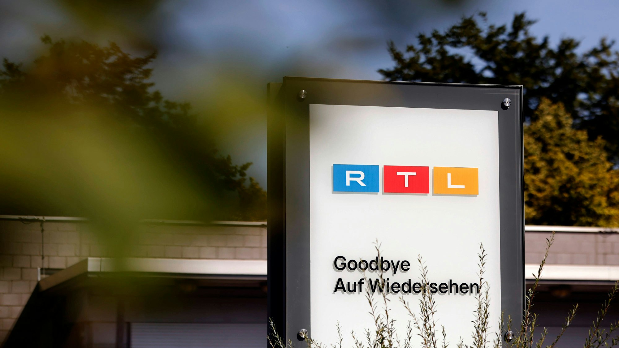 Das Bild zeigt ein Schild am Eingang zur RTL-Zentrale in Köln mit RTL-Logo in Deutz am Picassoplatz. Foto: IMAGO/Panama Pictures
