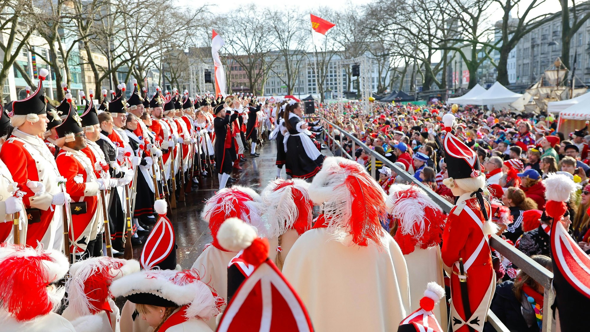 Alle Traditionskorps spielen gemeinsam beim Funkenbiwak der Roten Funken am Neumarkt.