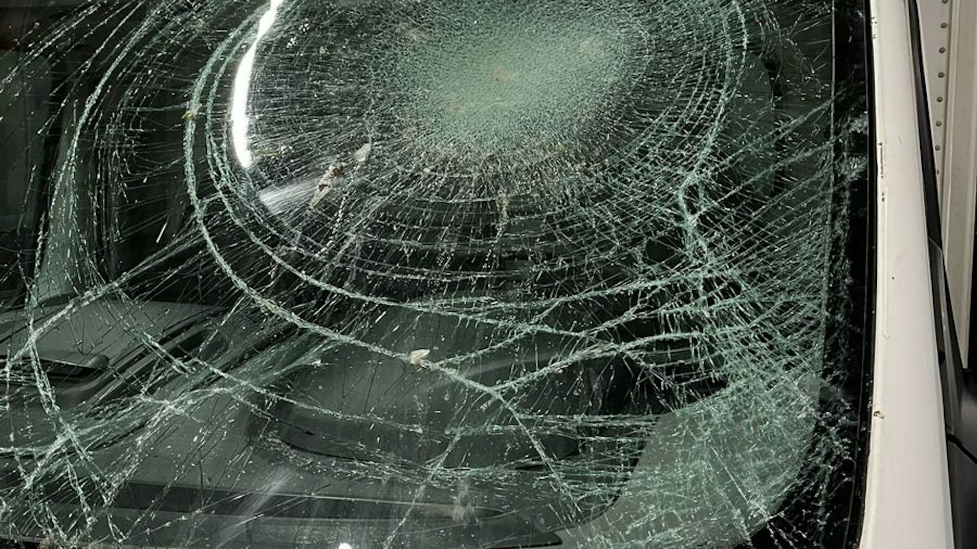 Unbekannte warfen Schnee von Brücke auf einen Lkw.