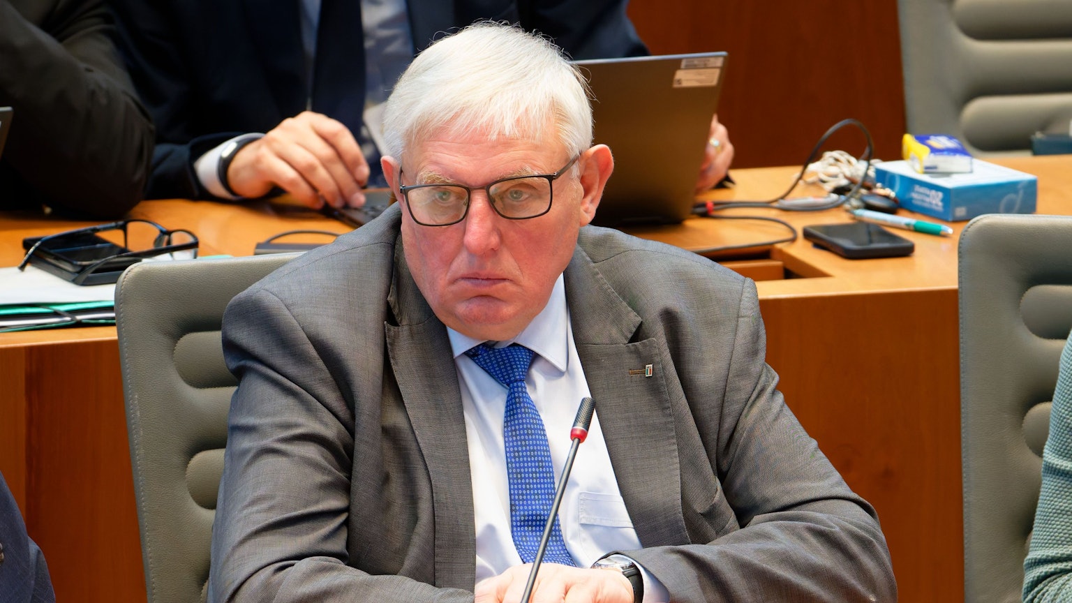 Karl-Josef Laumann (CDU) , Minister für Arbeit, Gesundheit und Soziales des Landes Nordrhein-Westfalen, sitzt bei einer Plenarsitzung des Landtags Nordrhein-Westfahlen im Plenarsaal.