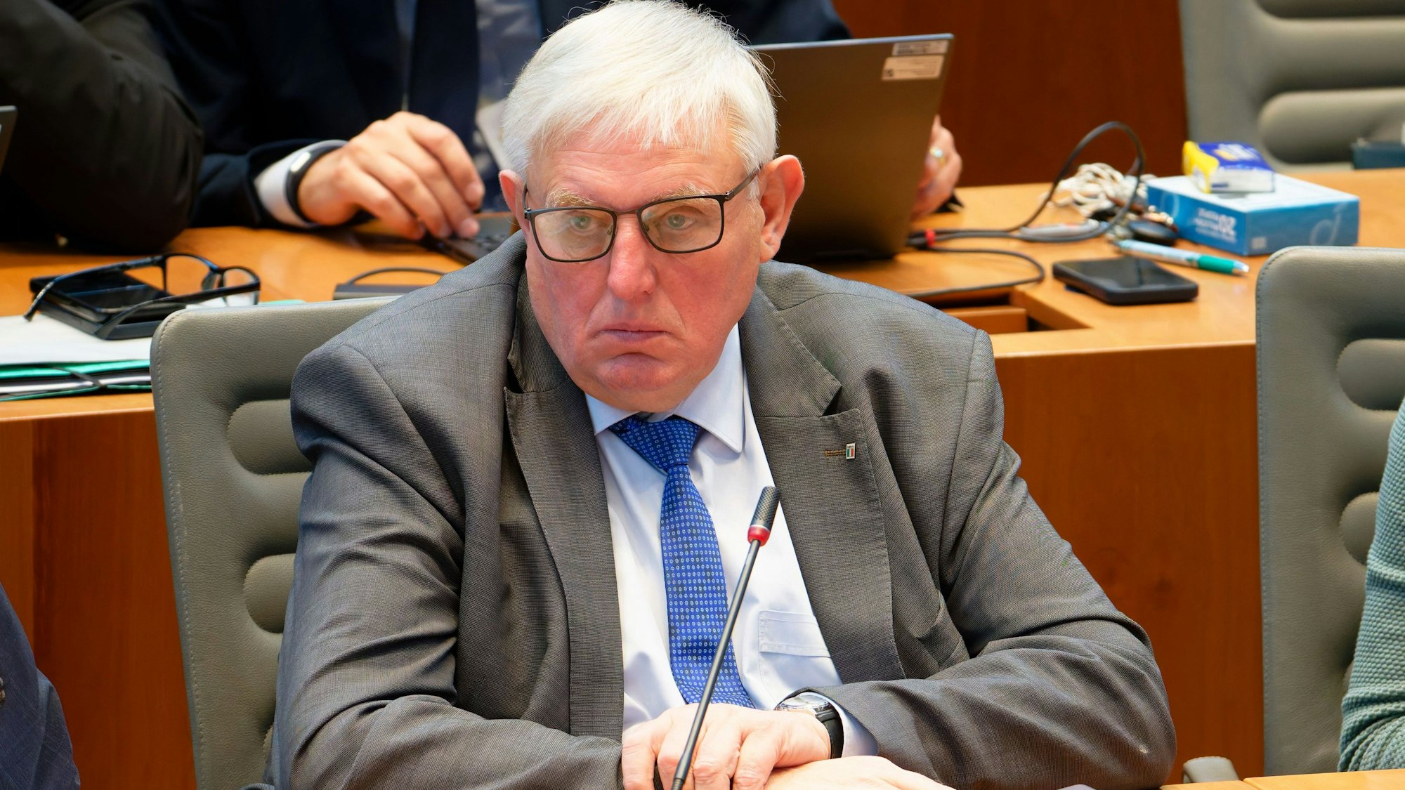 Karl-Josef Laumann (CDU) , Minister für Arbeit, Gesundheit und Soziales des Landes Nordrhein-Westfalen, sitzt bei einer Plenarsitzung des Landtags Nordrhein-Westfahlen im Plenarsaal.