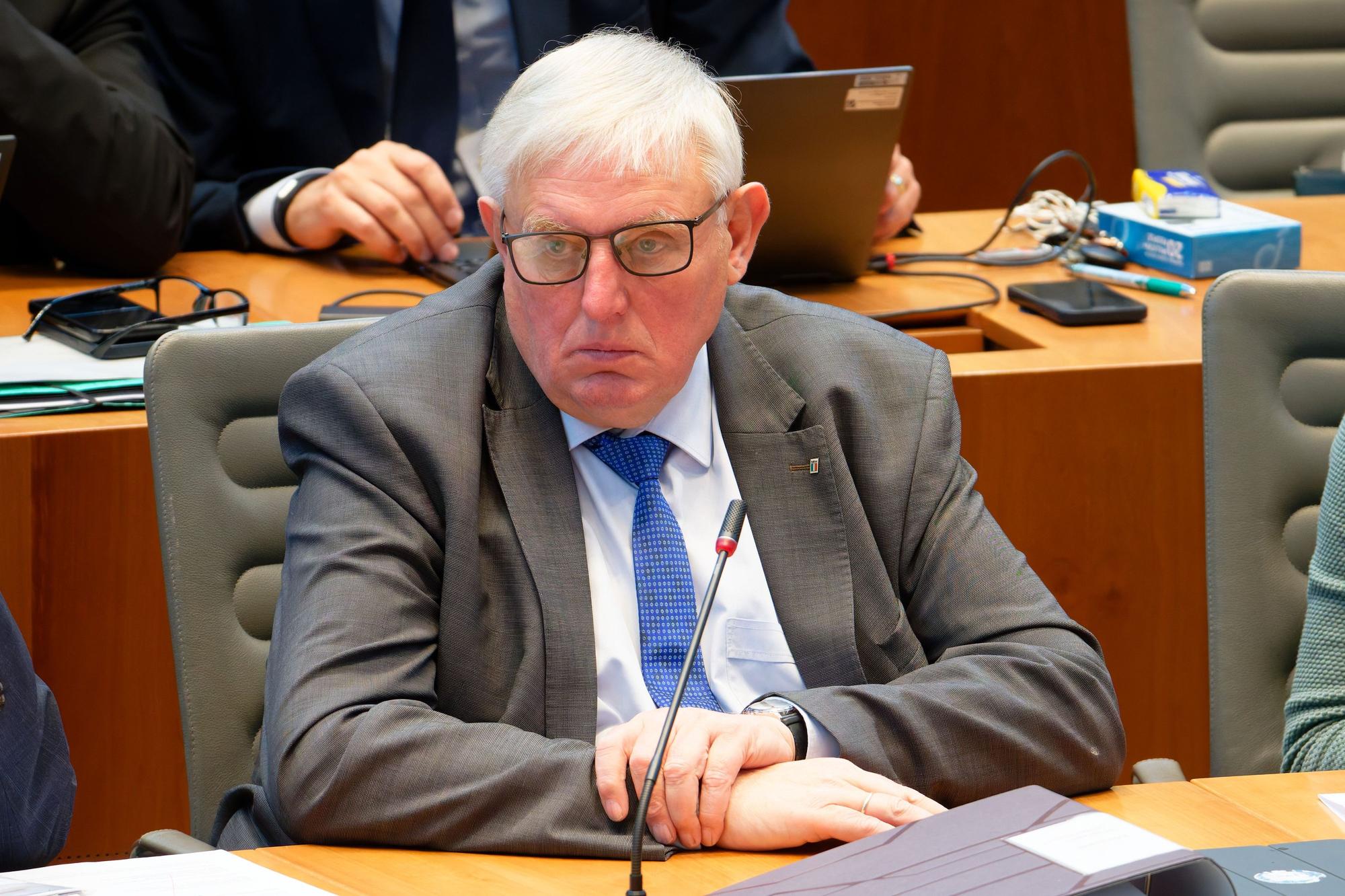 Karl-Josef Laumann (CDU) , Minister für Arbeit, Gesundheit und Soziales des Landes Nordrhein-Westfalen, sitzt bei einer Plenarsitzung des Landtags Nordrhein-Westfahlen im Plenarsaal.