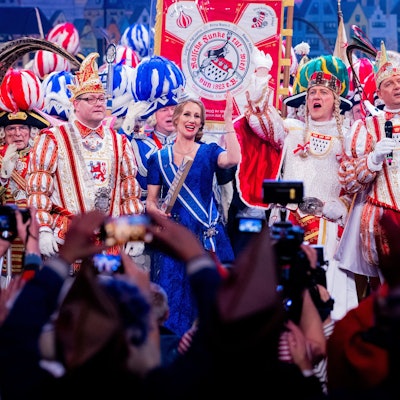Das Düsseldorfer Prinzenpaar Prinz Dirk II. (l) und Venetia Uasa (l) und das Kölner Dreigstirn Prinz Boris I. (2.v.r., Boris Müller), Bauer Marco (r, Marco Schneefeld) und Jungfrau Agrippina (m, André Fahnenbruck) stehen bei der ersten „Alaaf & Helau-Sitzung“ im Gürzenich auf der Bühne.