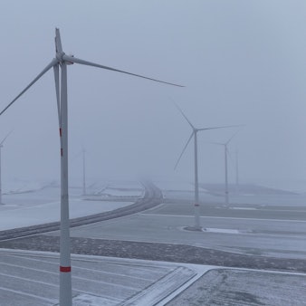 Das Bild zeigt das abgeknickte Rotorblatt am Windrad.