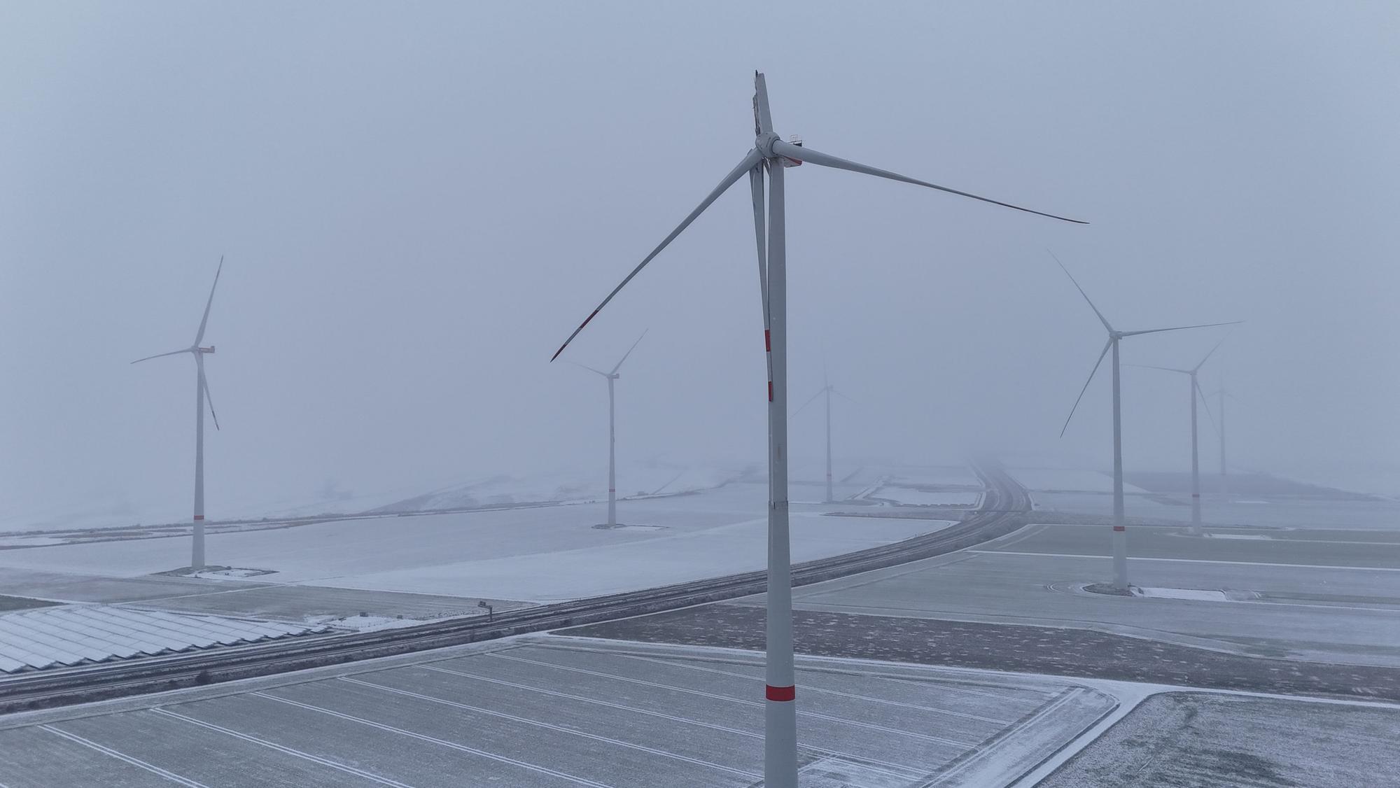 Das Bild zeigt das abgeknickte Rotorblatt am Windrad.