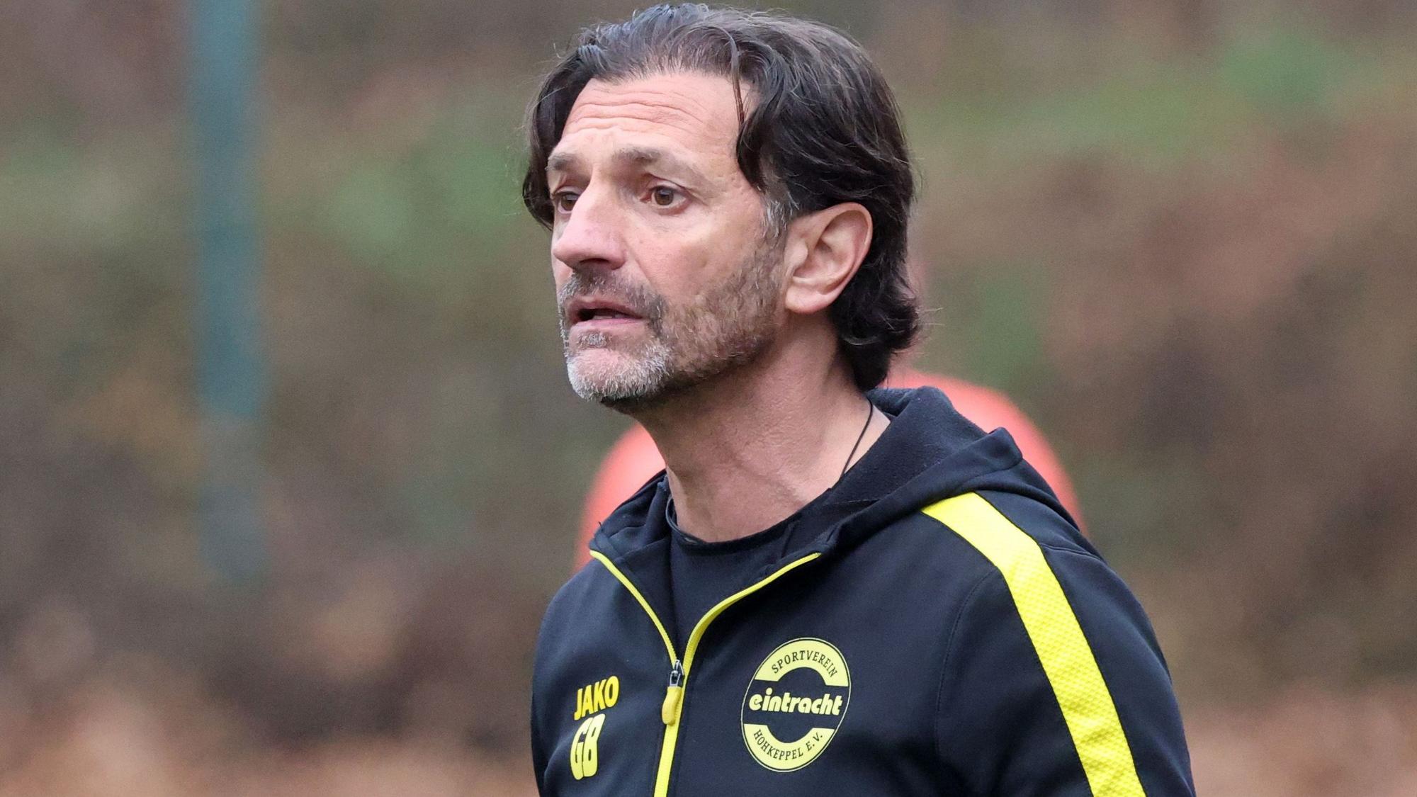 Blick auf einen Fußballtrainer