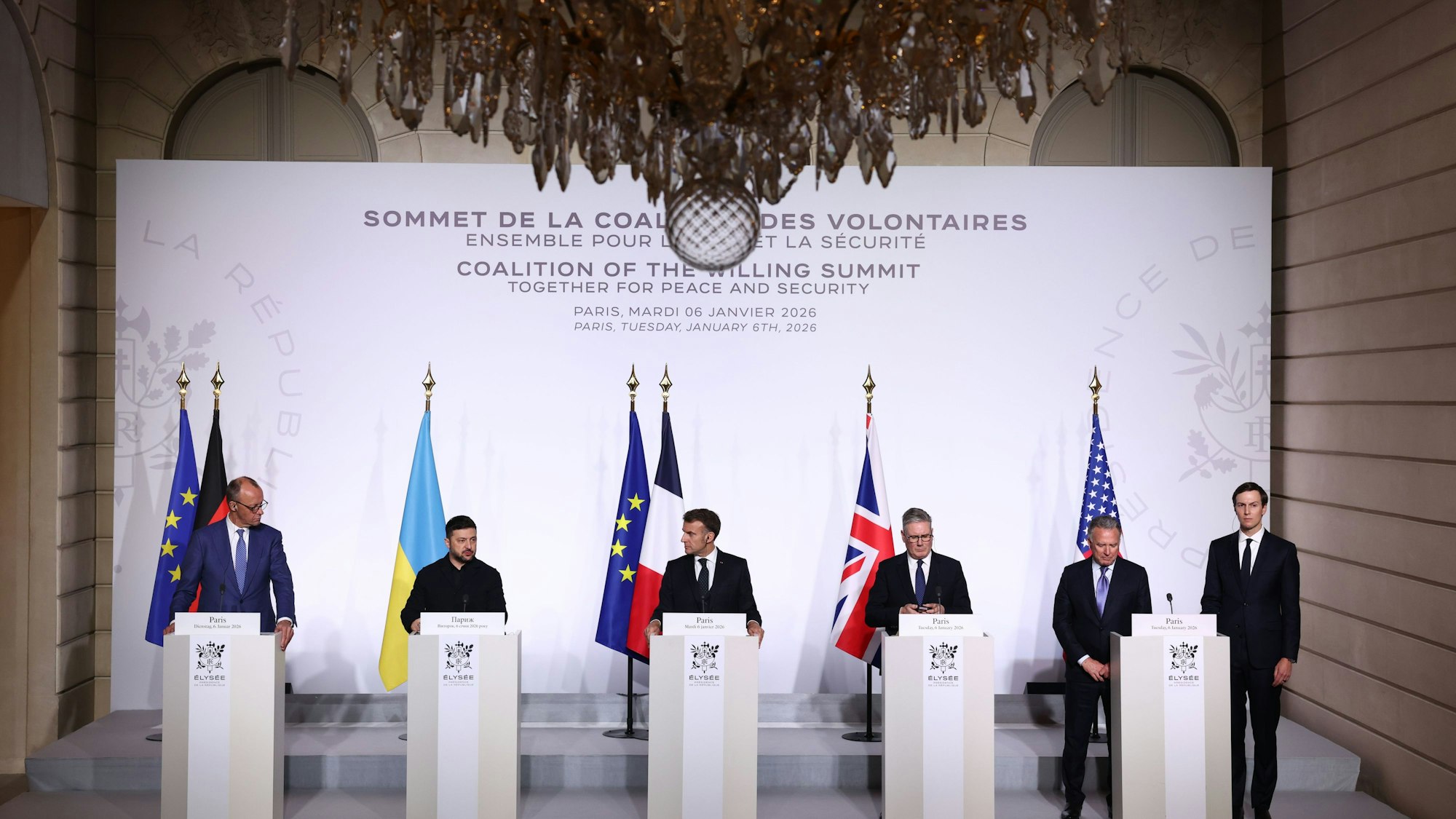 Von links: Bundeskanzler Friedrich Merz (CDU), der ukrainische Präsident Wolodymyr Selenskyj, der französische Präsident Emmanuel Macron, der britische Premierminister Keir Starmer, der US-Sondergesandte Steve Witkoff und der US-Geschäftsmann Jared Kushner nehmen an einer gemeinsamen Pressekonferenz nach der Unterzeichnung der Erklärung über die Stationierung von Streitkräften nach dem Waffenstillstand in der Ukraine während des Gipfeltreffens der „Koalition der Willigen“ über Sicherheitsgarantien für die Ukraine im Elysee-Palast teil.