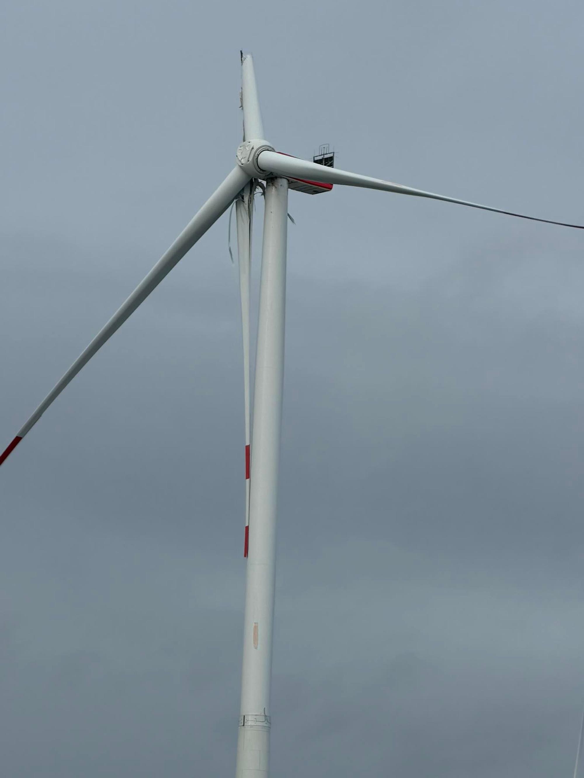Ein Rotorblatt an einem Windkraftrad hängt herunter.