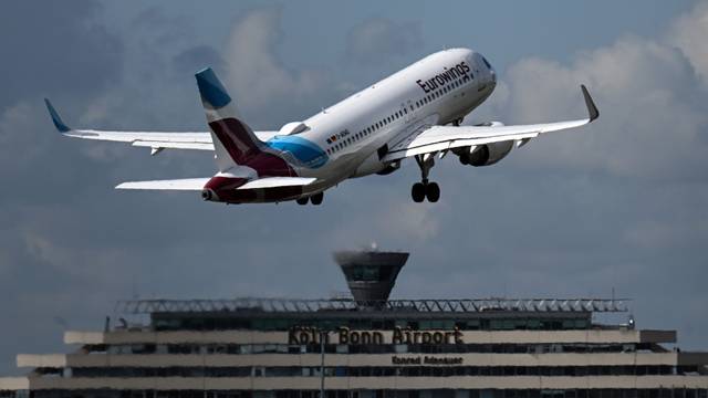 Ein Flugzeug der Fluggesellschaft Eurowings startet vom Flughafen Köln/Bonn.