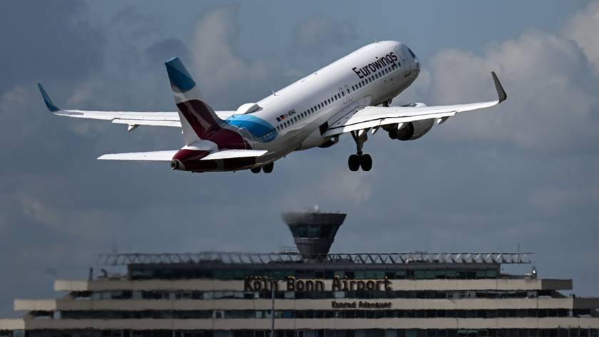Ein Flugzeug der Fluggesellschaft Eurowings startet vom Flughafen Köln/Bonn.