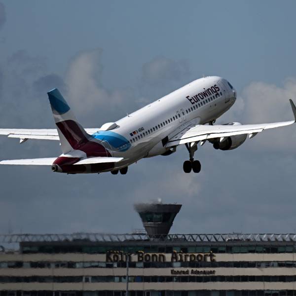 Ein Flugzeug der Fluggesellschaft Eurowings startet vom Flughafen Köln/Bonn