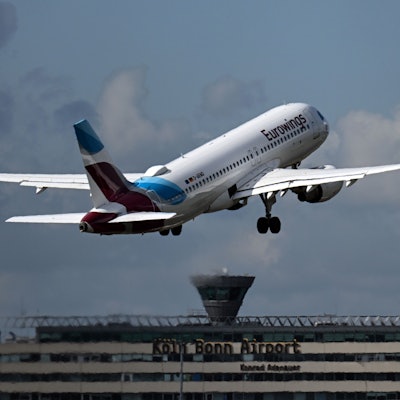 Ein Flugzeug der Fluggesellschaft Eurowings startet vom Flughafen Köln/Bonn.