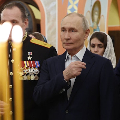 Kremlchef Wladimir Putin feiert das orthodoxe Weihnachtsfest zusammen mit Soldaten.