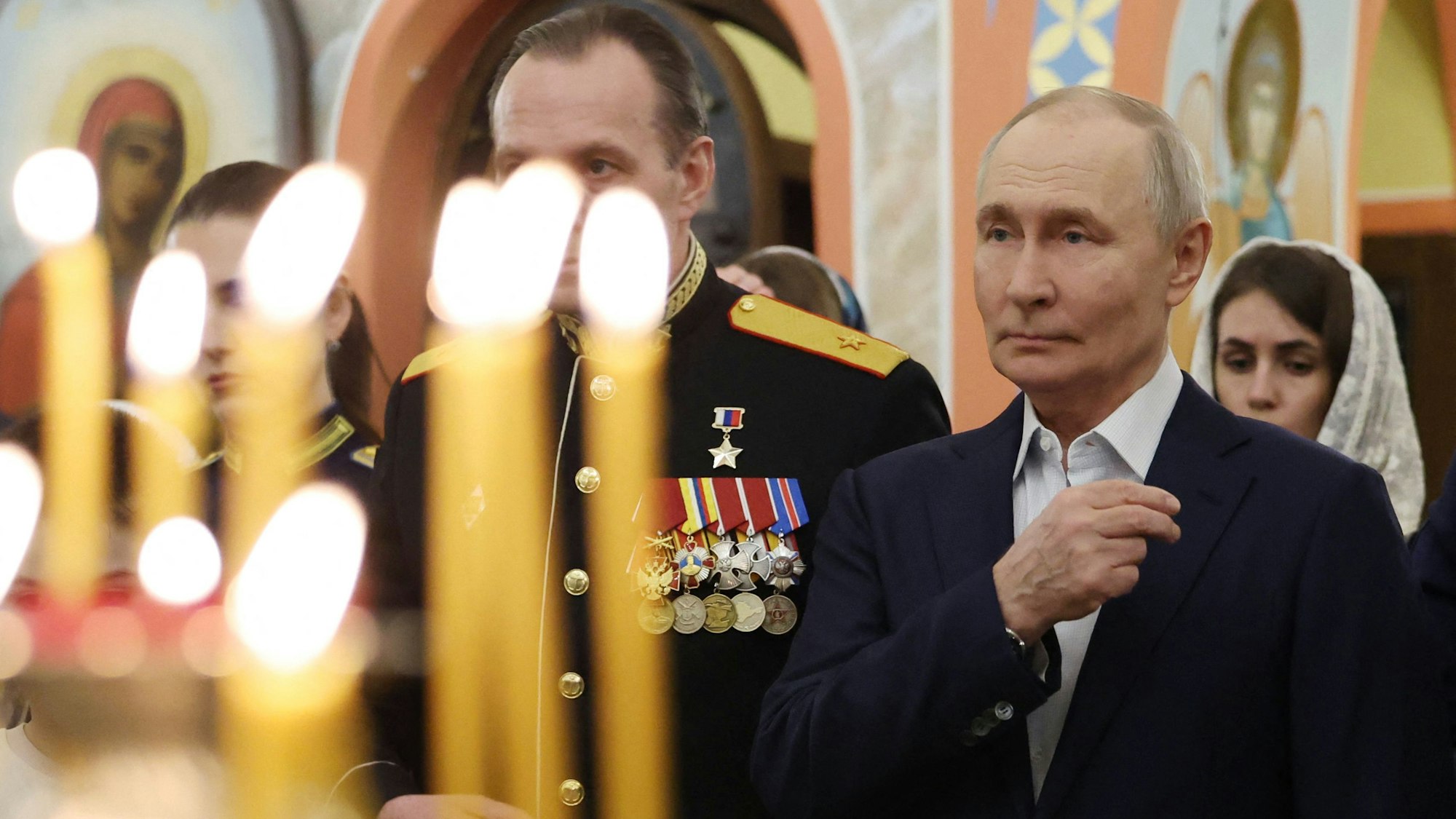 Kremlchef Wladimir Putin feiert das orthodoxe Weihnachtsfest zusammen mit Soldaten.