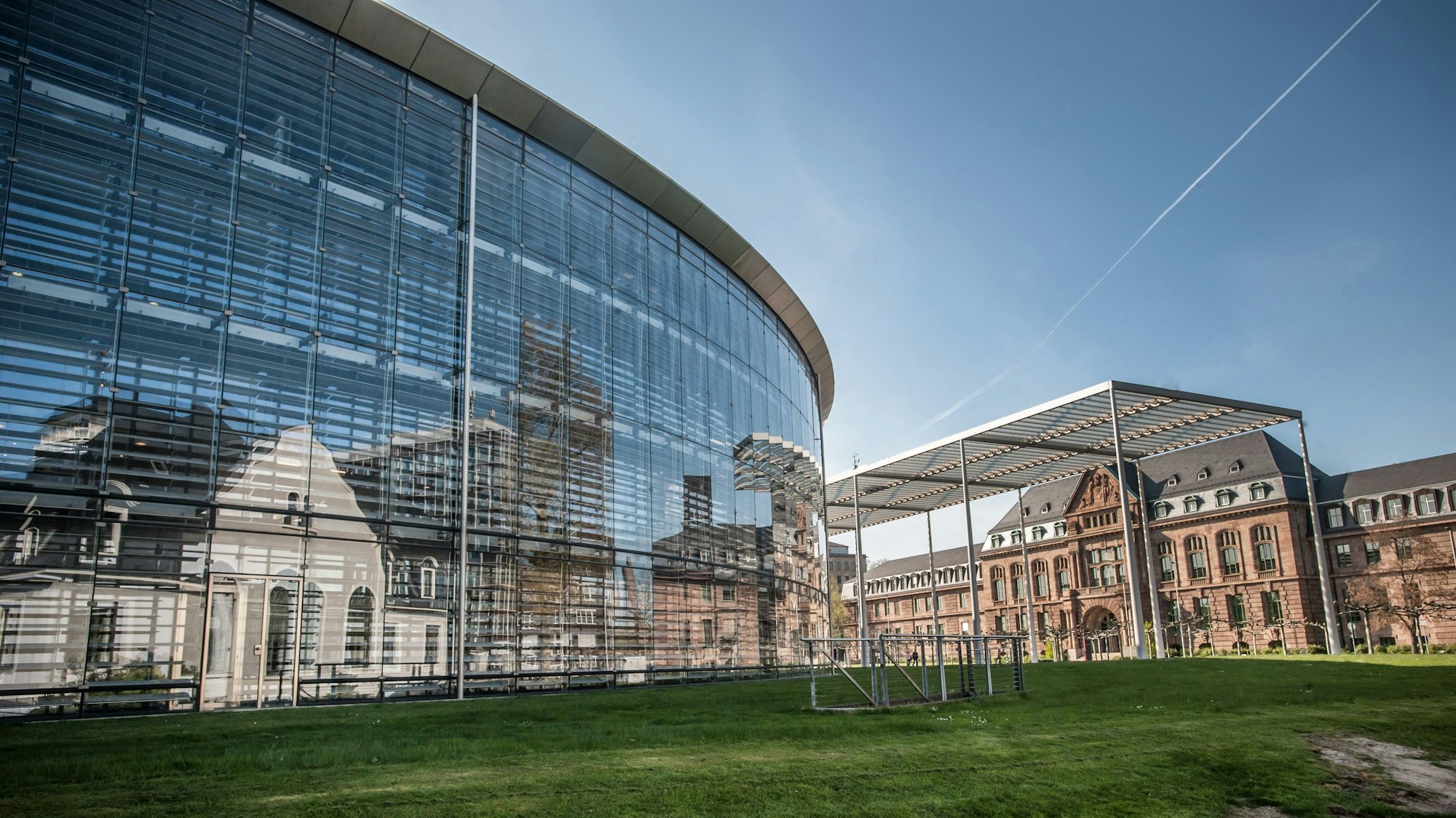 In der Fassade der Konzernzentrale spiegelt sich das Kasino. Foto: Ralf Krieger