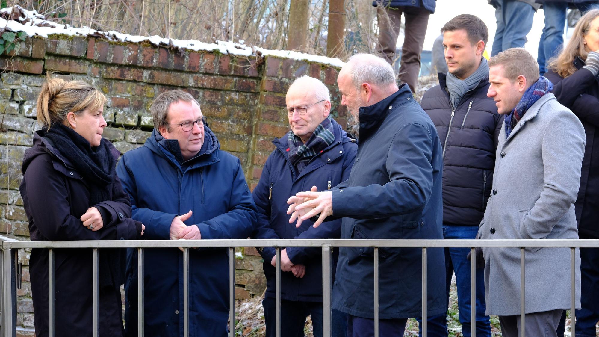 Wirtschaftsministerin Mona Neubaur und Umweltminister Oliver Krischer (v.l.) mit weiteren Akteuren aus der Politik beim Besuch des Burgfeyer Stollens in Mechernich.