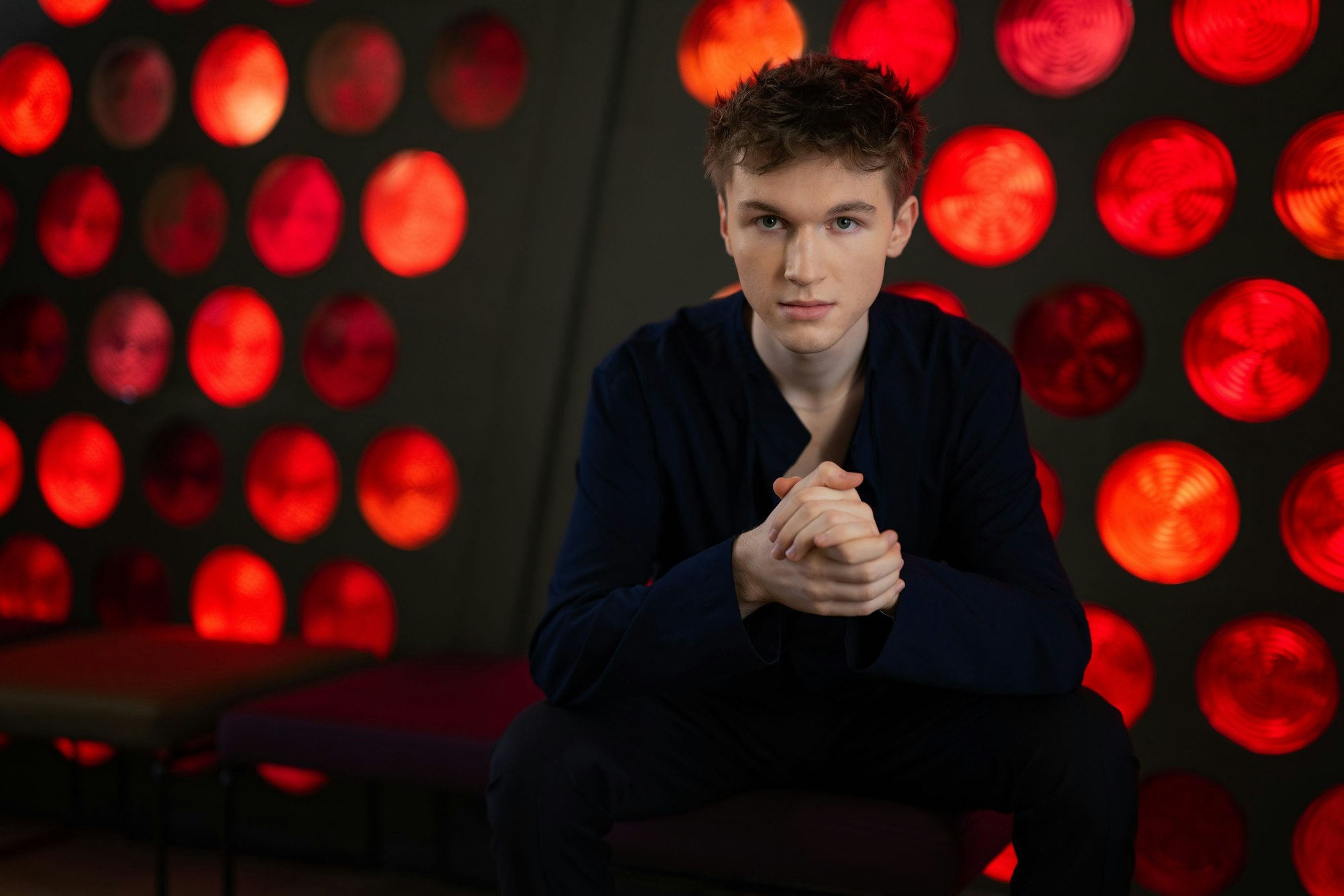 Ein junger Mann schaut in die Kamera.