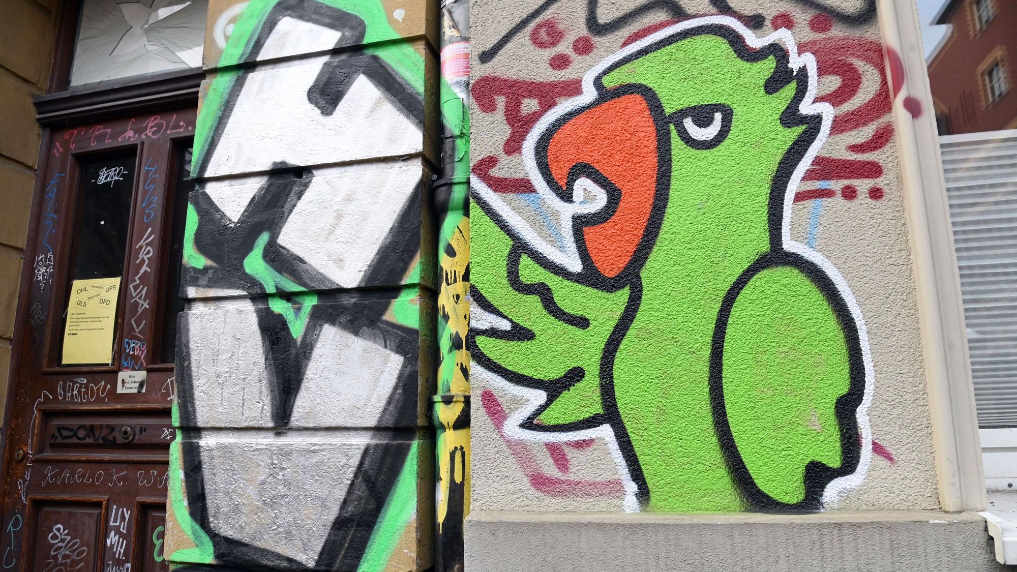 07.01.2026 Köln. Ein unbekannter Künstler oder Künstlerin sprüht überall in der Stadt auf Wände und Hausfassaden seine Graffiti mit Papageien-Motiven. Kasparstraße. Foto: Alexander Schwaiger