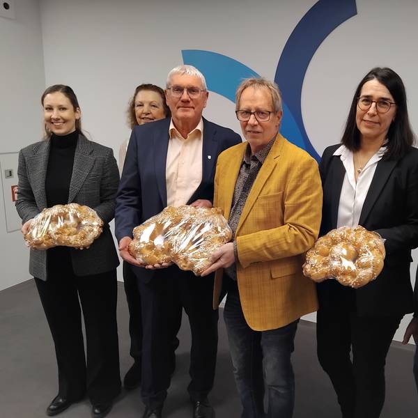 Süße Neujahrsgrüße brachte die Bäckerinnung ins Kreishaus: (v.l.) Anne Allstadt, Ellen Siewert, Landrat Sebastian Schuster, Obermeister Bernd Rott, Kreisdirektorin Svenja Udelhoven und Armin Klein.