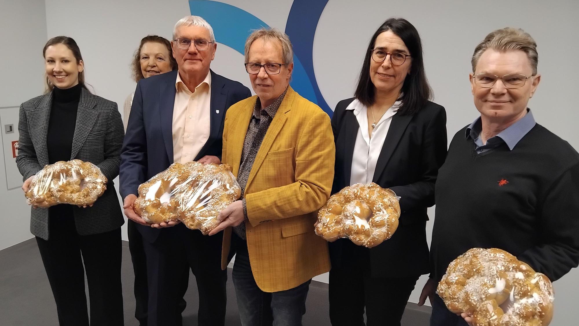 Süße Neujahrsgrüße brachte die Bäckerinnung ins Kreishaus: (v.l.) Anne Allstadt, Ellen Siewert, Landrat Sebastian Schuster, Obermeister Bernd Rott, Kreisdirektorin Svenja Udelhoven und Armin Klein.