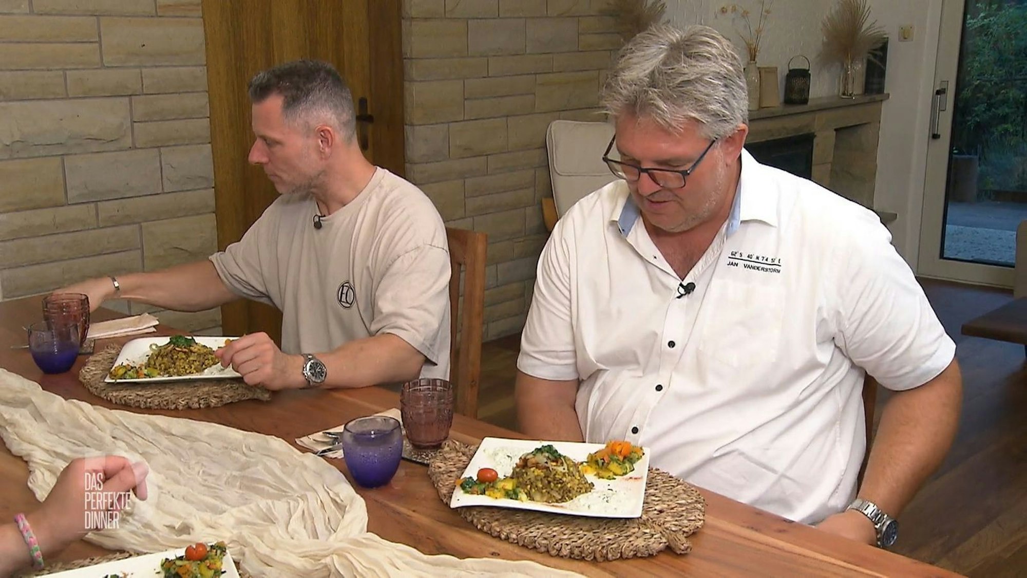 Andreas (r.) begutachtet die vegetarische Hauptspeise aus Bulgur und Linsen.
(Bild: RTL)