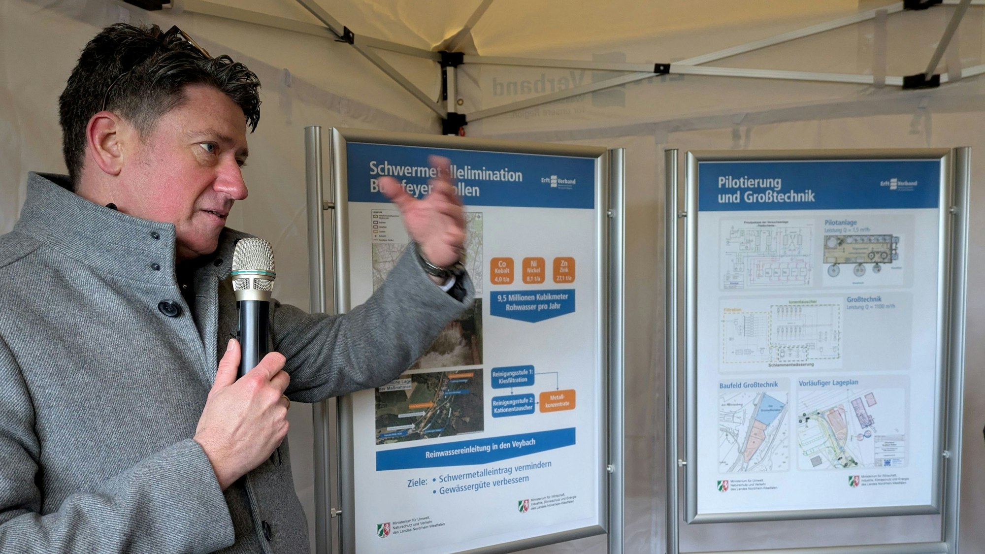 René Düppen, Bereichsleiter Abwasser des Erftverbands, erläutert die Technik der Schwermetallreinigungsanlage in Burgfey.