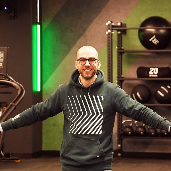 Fabian Menzel, Geschäftsführer der Kölner Fitnesskette Xtrafit, steht zwischen zwei Laufbändern im neuen Studio in der Schildergasse.