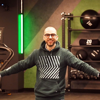 Fabian Menzel, Geschäftsführer der Kölner Fitnesskette Xtrafit, steht zwischen zwei Laufbändern im neuen Studio in der Schildergasse.