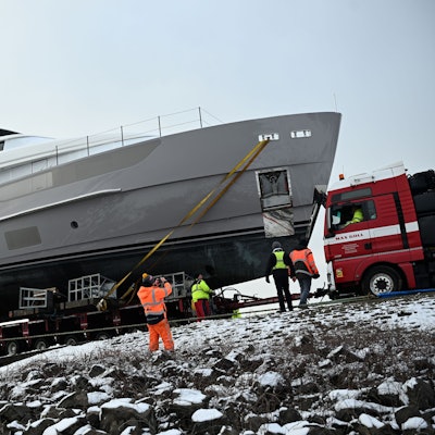 Düsseldorf: Eine Jacht vom Typ San Lorenzo SD wird von einem Lkw zur Messe gebracht. Das bis zu 9,8 Millionen Euro teure Boot ist das größte Boot der Messe, das vom 17. bis 25. Januar auf der, nach Angaben der Veranstalter größten Wassersportmesse der Welt, ausgestellt werden soll. Die Jacht ist rund 27,4 Meter lang und sieben Meter breit und wiegt 112 Tonnen.