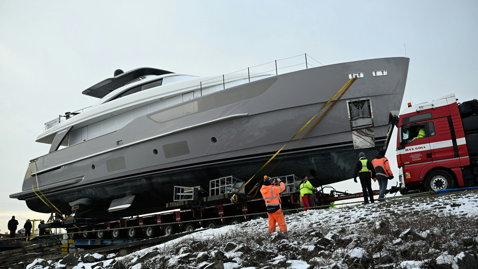 Düsseldorf: Eine Jacht vom Typ San Lorenzo SD wird von einem Lkw zur Messe gebracht. Das bis zu 9,8 Millionen Euro teure Boot ist das größte Boot der Messe, das vom 17. bis 25. Januar auf der, nach Angaben der Veranstalter größten Wassersportmesse der Welt, ausgestellt werden soll. Die Jacht ist rund 27,4 Meter lang und sieben Meter breit und wiegt 112 Tonnen.