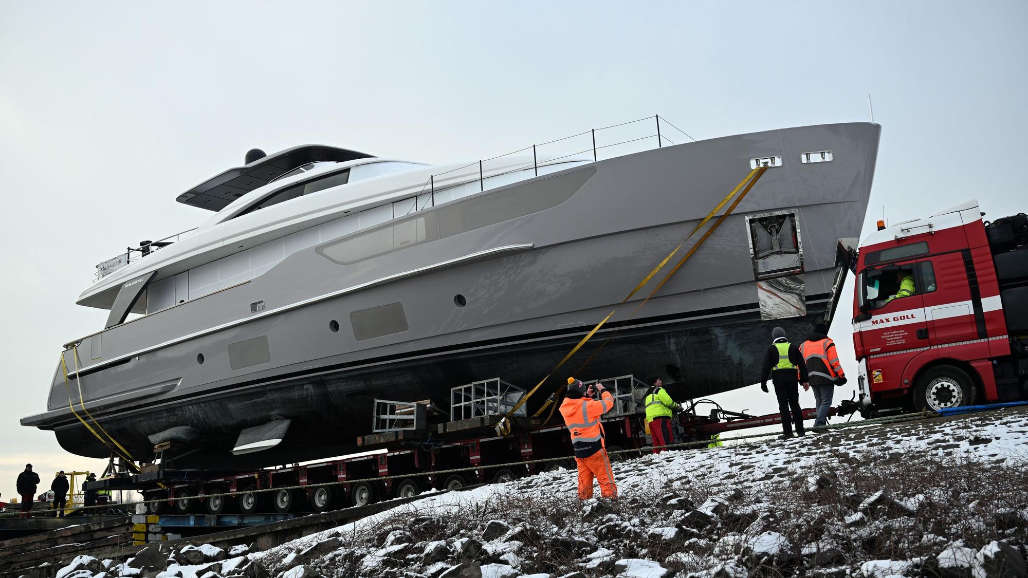 Düsseldorf: Eine Jacht vom Typ San Lorenzo SD wird von einem Lkw zur Messe gebracht. Das bis zu 9,8 Millionen Euro teure Boot ist das größte Boot der Messe, das vom 17. bis 25. Januar auf der, nach Angaben der Veranstalter größten Wassersportmesse der Welt, ausgestellt werden soll. Die Jacht ist rund 27,4 Meter lang und sieben Meter breit und wiegt 112 Tonnen.