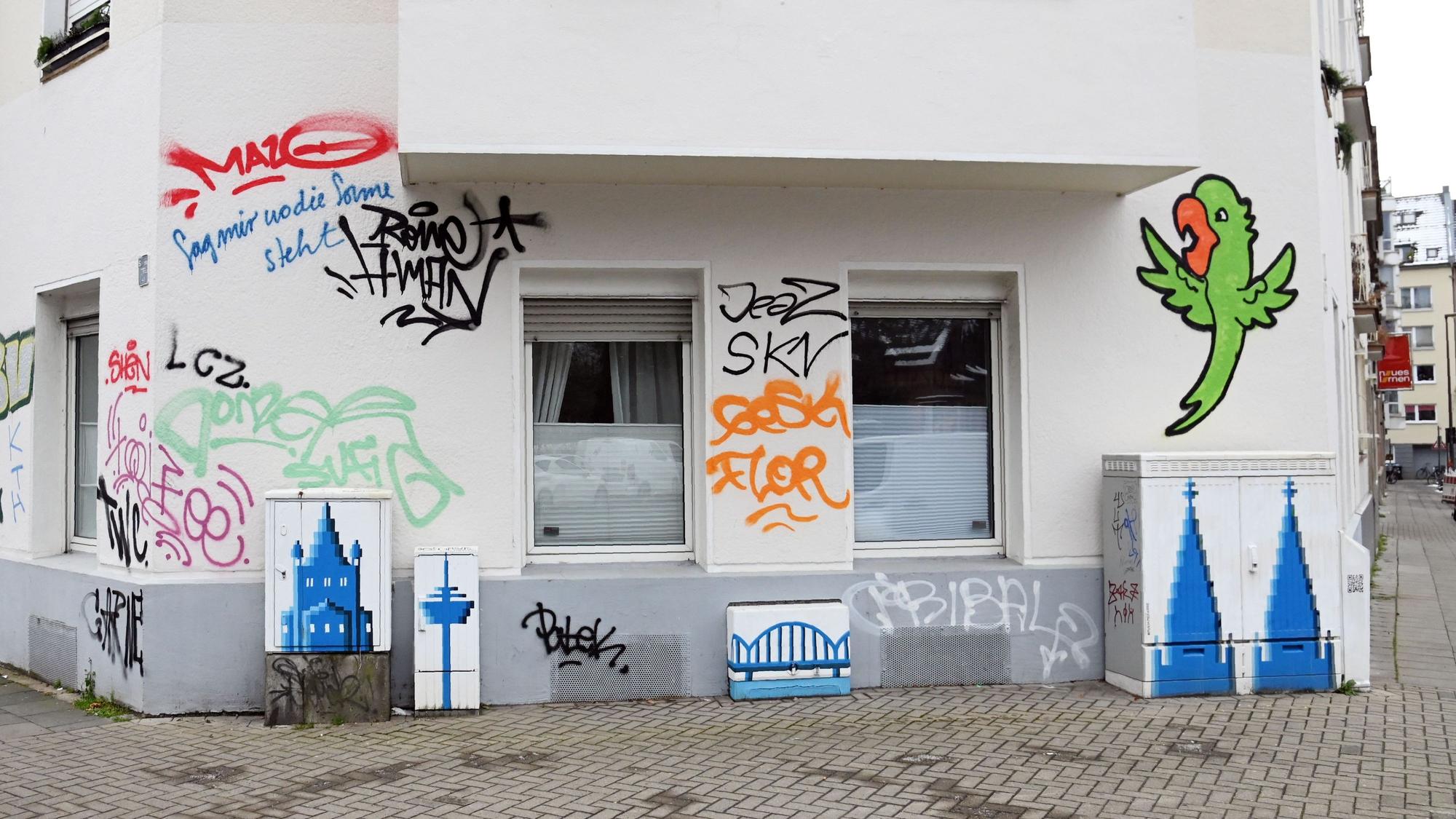 07.01.2026 Köln. Ein unbekannter Künstler oder Künstlerin sprüht überall in der Stadt auf Wände und Hausfassaden seine Graffiti mit Papageien-Motiven. Herwarthstraße. Foto: Alexander Schwaiger