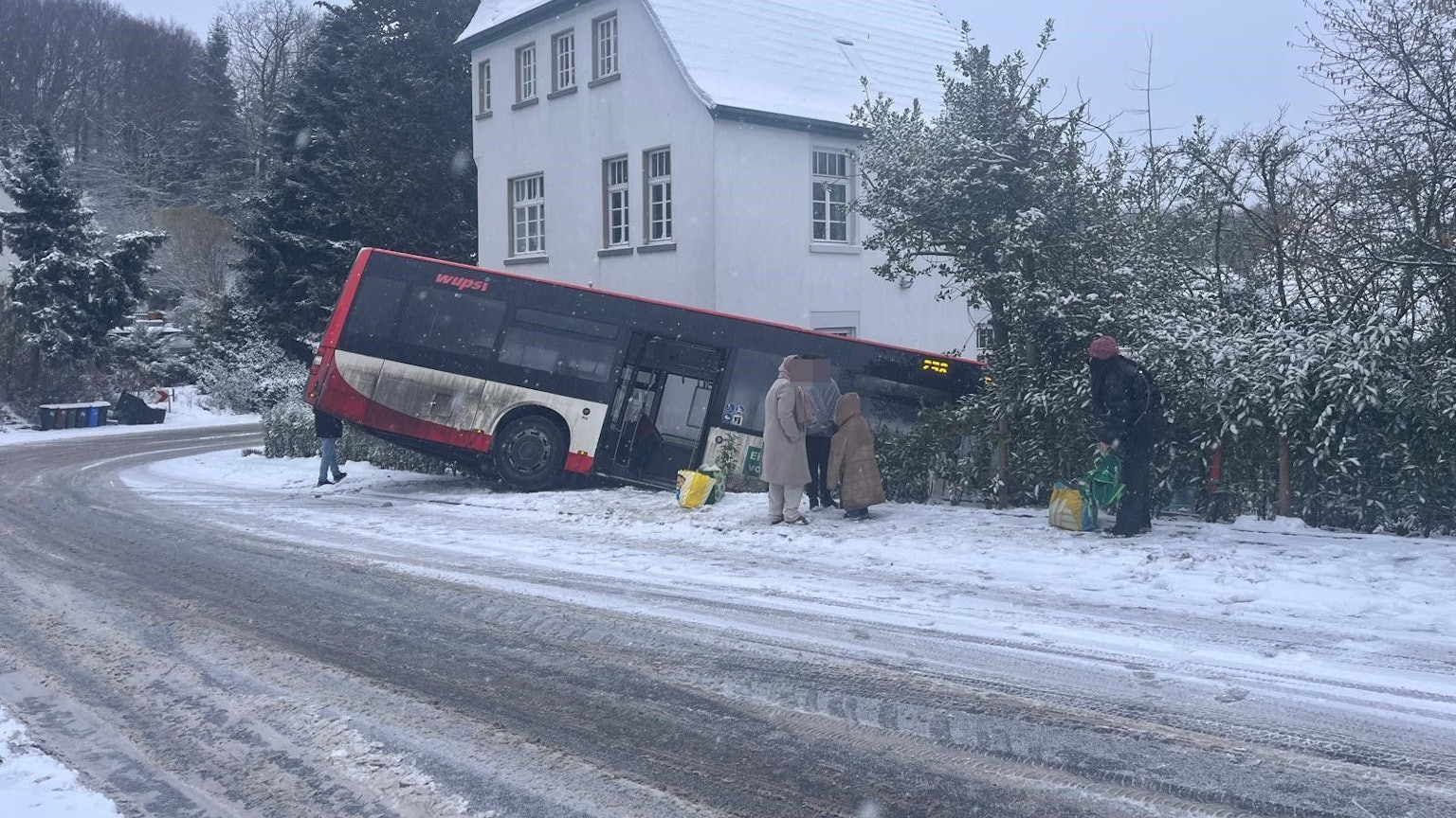 Ein Bus ist in Leichlingen von der Straße abgekommen.