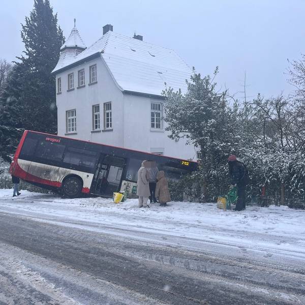 Ein Bus steht am Mittwochnachmittag (7.1.) in Leichlingen an der Kirchstraße in einer Böschung.
