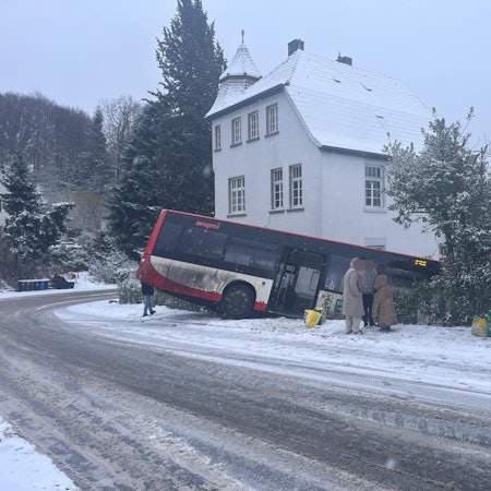 Ein Bus steht am Mittwochnachmittag (7.1.) in Leichlingen an der Kirchstraße in einer Böschung.