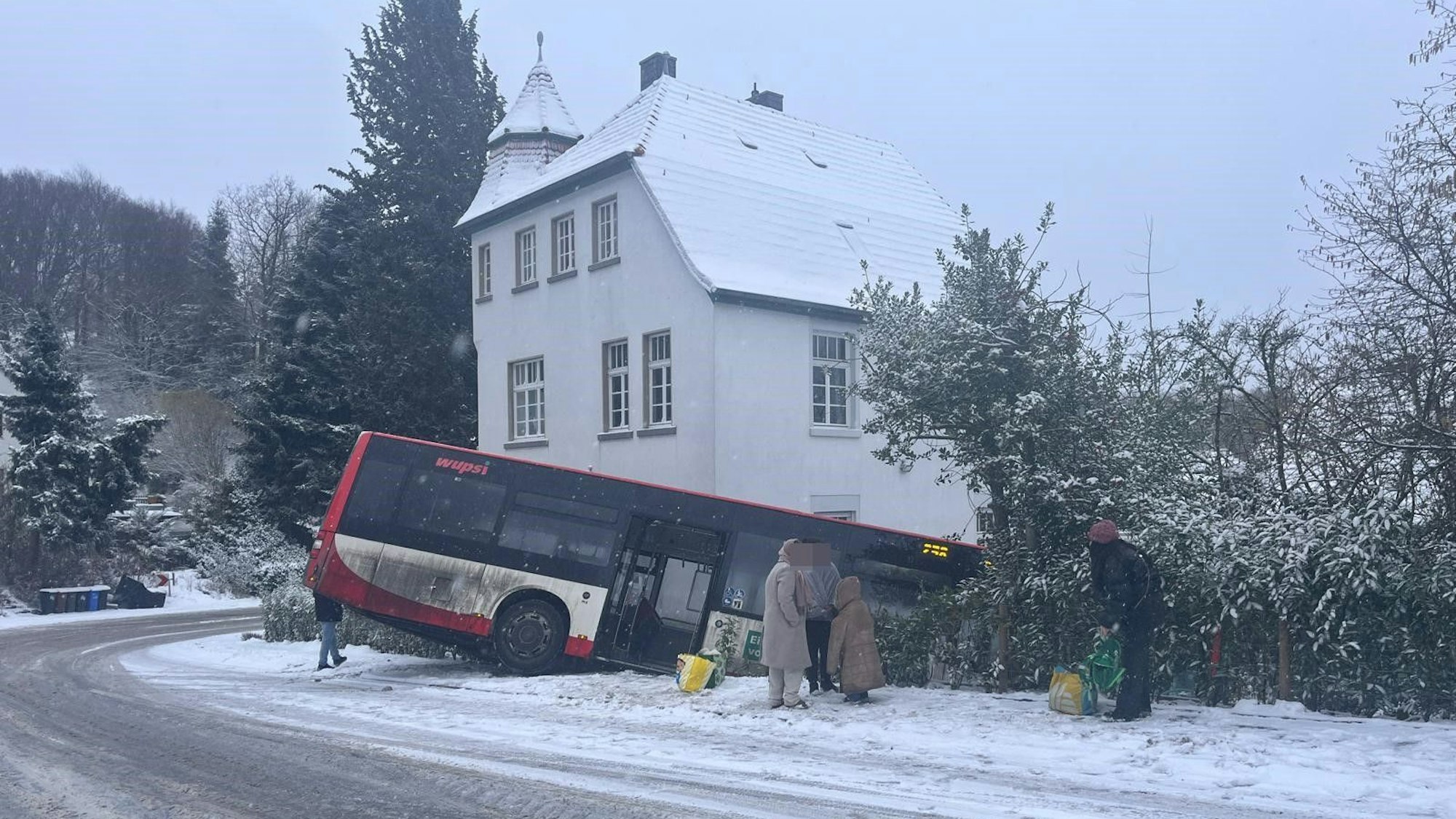 Ein Bus ist in Leichlingen von der Straße abgekommen.